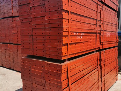 钢框胶合板模板的组配面板宜采用什么布置钢框胶合板模板